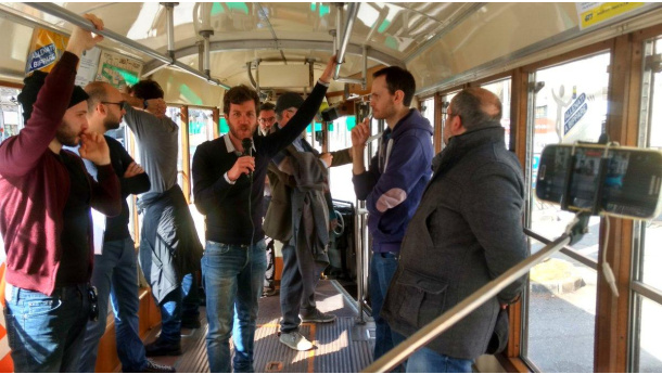 Immagine: Attaccati al tram, le immagini della conferenza a bordo della linea 7 | Video