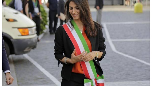 Immagine: Roma, Raggi: 'In arrivo multe per chi rovista tra i rifiuti'