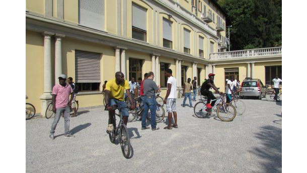 Immagine: “Una bici per i nuovi arrivati”. A Lecco la mobilità ciclabile aiuta i richiedenti asilo