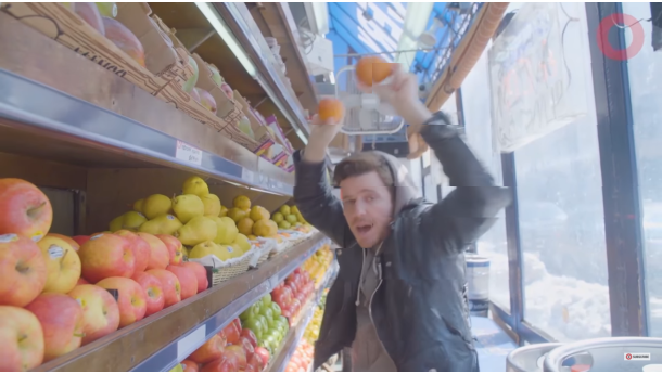 Immagine: 'I don't love when you waste your food'. E se 'Shape of you' di Ed Sheeran parlasse di spreco di cibo?