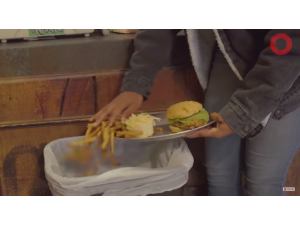 'I don't love when you waste your food'. E se 'Shape of you' di Ed Sheeran parlasse di spreco di cibo?