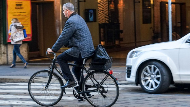 Immagine: Chi va in bici al lavoro dimezza il rischio di tumore. Lo studio dell'Università di Glasgow