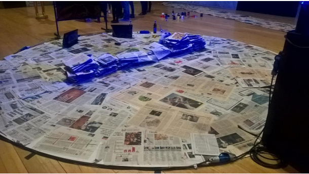 Immagine: 'Giornali luminosi', al Macro di Roma la performance che ha dato nuova luce alla carta