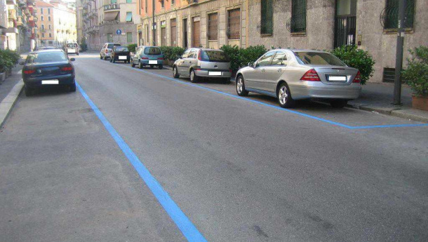 Immagine: Milano, aumento tariffe per la sosta sulle strisce blu. Ma fuori da Area C chi paga?