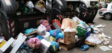 Rifiuti Roma, scontro tra Regione e Comune. E Renzi annuncia che le 'magliette gialle' risolveranno tutto