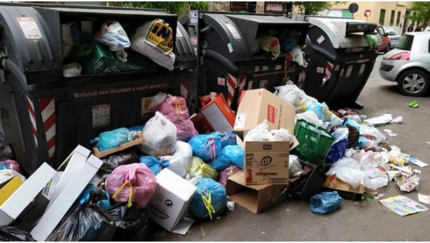 Immagine: Rifiuti Roma, scontro tra Regione e Comune. E Renzi annuncia che le 'magliette gialle' risolveranno tutto
