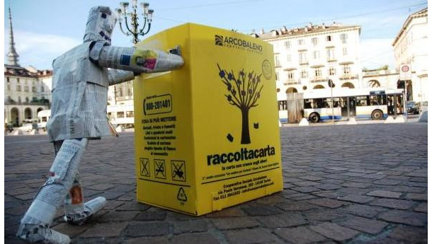 Immagine: Torino, Consiglieri comunali in strada per la raccolta di carta e cartone