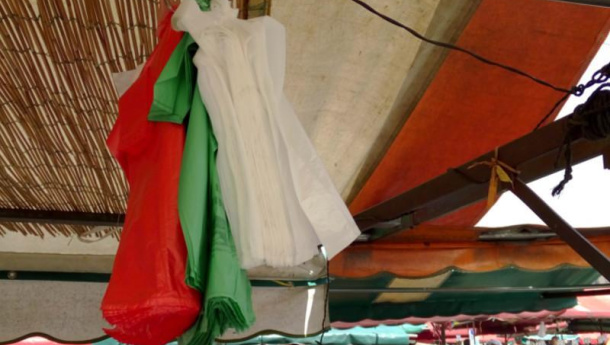 Immagine: Guardia di Finanza in difesa della “Green Economy”: maxi sequestri in tutta Italia di sacchetti di plastica illegali
