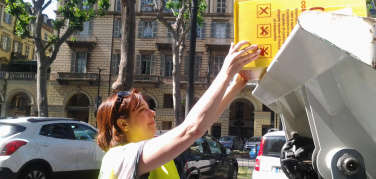 Raccolta carta a Torino: assessora all'Ambiente e consiglieri comunali 'in servizio' con Cartesio