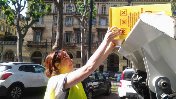 Immagine: Raccolta carta a Torino: assessora all'Ambiente e consiglieri comunali 'in servizio' con Cartesio