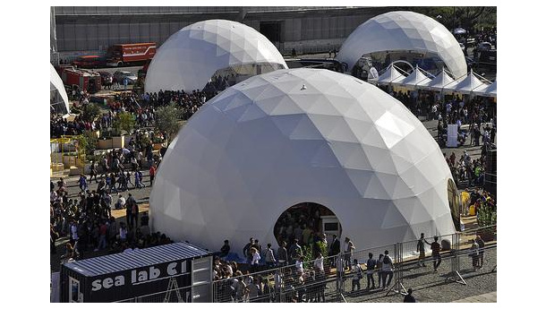 Immagine: Futuro Remoto: Enea porta in piazza Plebiscito Bim (la carta d’identità del costruito) e Monica (il misura-smog portatile)