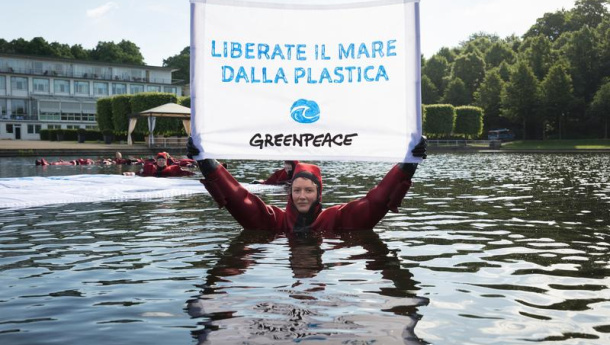 Immagine: Greenpeace al G20 di Brema: 'Salviamo i mari dall'invasione della plastica'