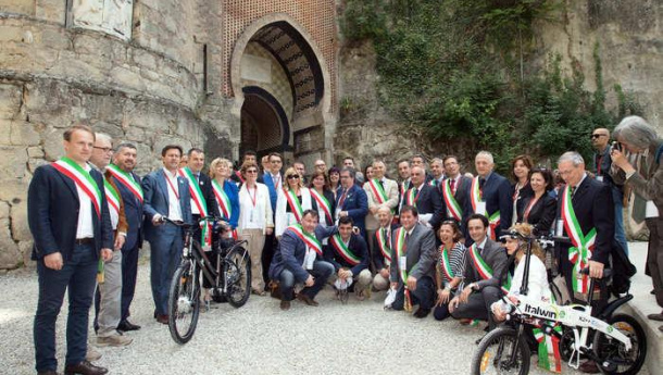 Immagine: Rifiuti, qualità dell'aria, transizione energetica. Città metropolitane firmano la Carta di Bologna