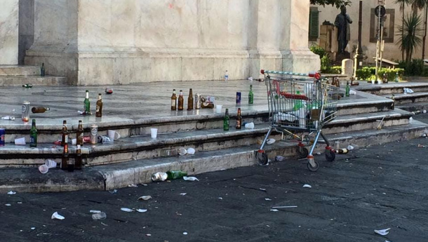 Immagine: Pisa, i 'Cavalieri del Vetro' aiutano a gestire i rifiuti della movida