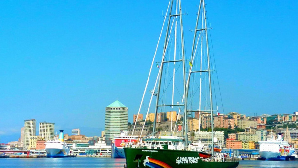 Immagine: Greenpeace: al via da Genova tour italiano della Rainbow Warrior