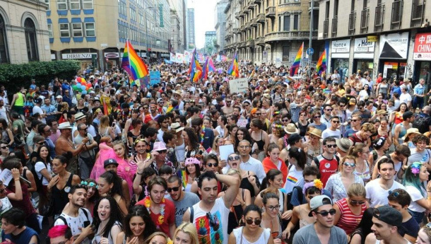 Immagine: Milano e Torino, dal Pride a San Giovanni ecco un confronto delle ordinanze anti vetro