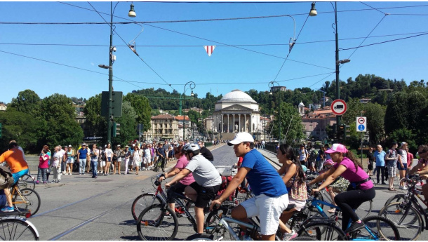 Immagine: 10.000 persone al Bike Pride: “Torino è pronta per una mobilità nuova”
