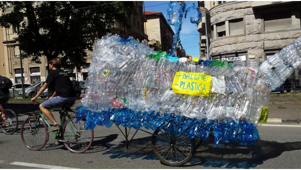 Immagine: 'Più balene, meno plastica', il cetaceo di plastica di Greenpeace al #BIkePride17 di Torino