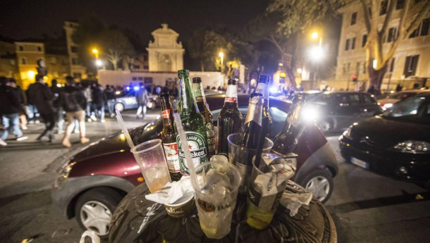 Immagine: Roma, è arrivata l'ordinanza che vieta l'alcol di notte nelle zone della movida. In vigore tutti i giorni dal 7 luglio
