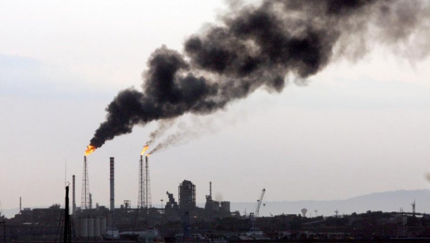 Immagine: Taranto, raffineria Eni. Peacelink: '13 mesi per sapere che ci sono sversamenti nei serbatoi ed inquinanti in falda'