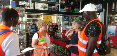 Torino:  le Sentinelle dei Rifiuti aiutano i commercianti di Barriera a differenziare meglio