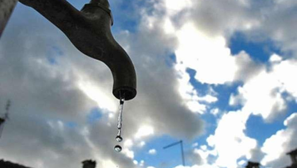 Immagine: 'Sull'acqua di #Roma è il momento di sapere tutto'. L'agenzia giornalistica Agi presenta un FOIA a Virginia Raggi