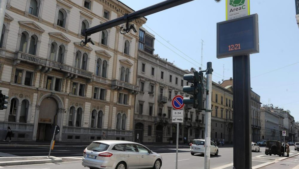 Immagine: Area C di Milano, consolidato il calo dei veicoli in entrata: -7% rispetto ai primi cinque mesi del 2016