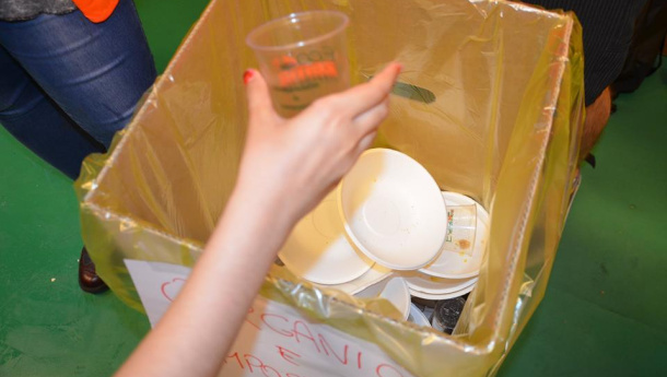 Immagine: Bicchieri in PLA sono compostabili? 'Le bioplastiche se aderenti allo standard sono compostabili, non si discute'