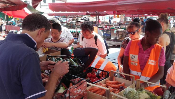 Immagine: Ecomori e Sentinelle dei Rifiuti salvacibo ai mercati . Forte  rassegna stampa di agosto sulle iniziative di Eco dalle Città