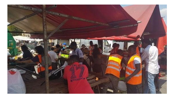 Immagine: Torino, profughi arruolati contro lo spreco del cibo: ecco gli