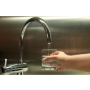 Immagine: Trovata microplastica nell'acqua del rubinetto di diversi paesi del mondo. Anche in Europa