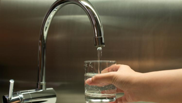 Immagine: Trovata microplastica nell'acqua del rubinetto di diversi paesi del mondo. Anche in Europa