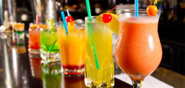 Bar, ristoranti e catene alberghiere contro l’uso delle cannucce di plastica