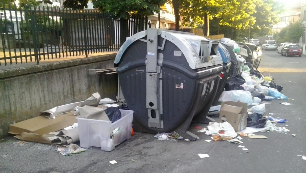 Immagine: Differenziata e rifiuti per le strade: a Roma serve il porta a porta