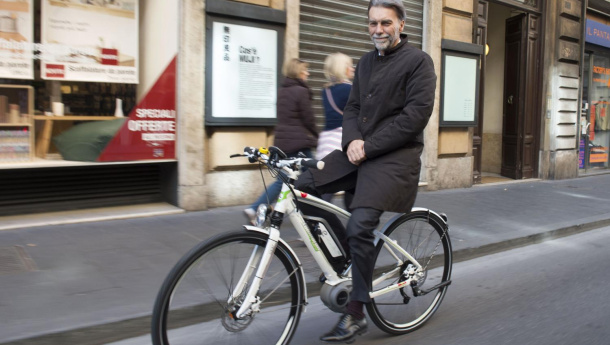 Immagine: FIAB: grande pedalata a Roma in occasione della 4^ Giornata Nazionale BikeToWork. C'è anche Delrio