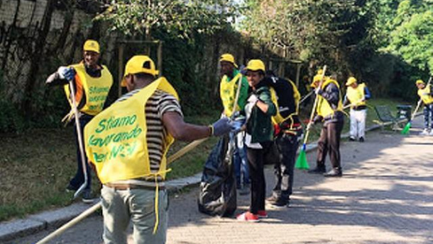 Immagine: Milano, richiedenti asilo volontari puliranno la città insieme a Legambiente e a tanti altri cittadini