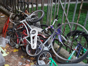 La raccolta non differenziata delle case popolari di Milano