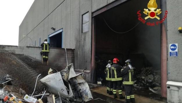 Immagine: Incendio capannone rifiuti a Cinisello, esclusa presenza sostanze tossiche