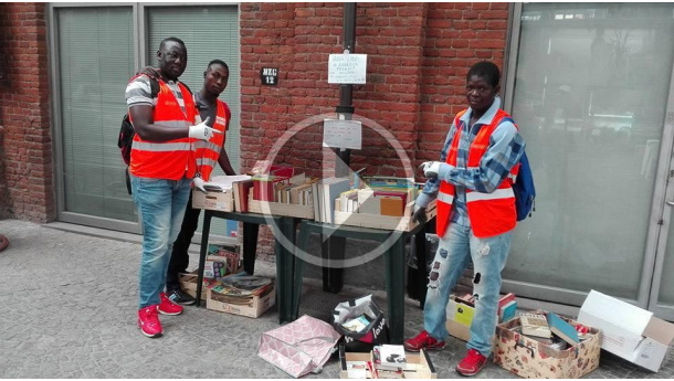 Immagine: Vivilibrôn, Ecomori e Sentinelle dei Rifiuti salvano 'dal rogo' i libri del Balôn a Torino
