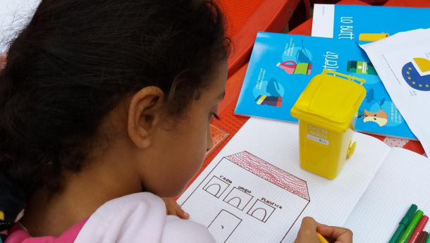 Immagine: Milano, giochiamo e disegniamo con la raccolta differenziata. Primo incontro al Giambellino