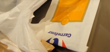 Torino, da Carrefour sacchetti illegali in pieno centro e così la spesa diventa insostenibile
