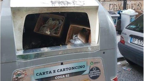 Immagine: Umido e rifiuti speciali nella raccolta carta. I verbali non bastano e Asia elimina le campane  ‘dal cuore di Napoli’