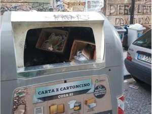 Umido e rifiuti speciali nella raccolta carta. I verbali non bastano e Asia elimina le campane  ‘dal cuore di Napoli’