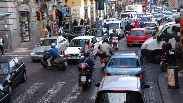 Immagine: Milano, scatta il secondo livello di misure anti-smog: bloccati diesel fino ad euro 4 anche commerciali