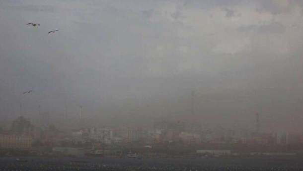 Immagine: Taranto, soffia il vento e Tamburi viene inondata dalle polveri Ilva. Peacelink: 'Cos'hanno respirato le persone?'
