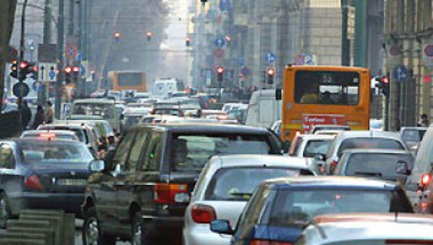 Immagine: Smog a Milano: cala il pm10, da venerdì 27 ottobre revocato il blocco del traffico
