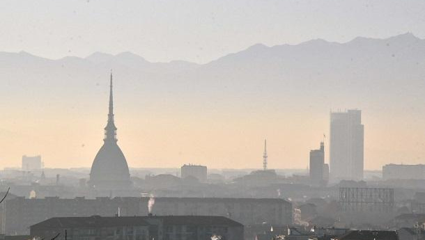 Immagine: Torino, il fumo degli incendi della Valsusa aggrava l'inquinamento dell'aria in città