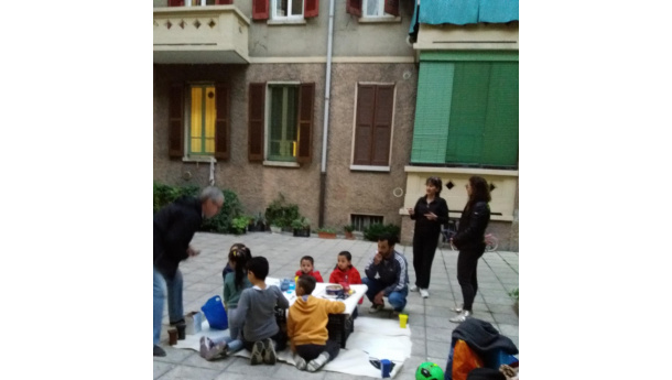 Immagine: In via Panigarola, a Milano, fare la raccolta differenziata e una mission (quasi) impossibile
