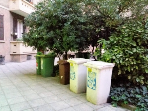 In via Panigarola, a Milano, fare la raccolta differenziata e una mission (quasi) impossibile