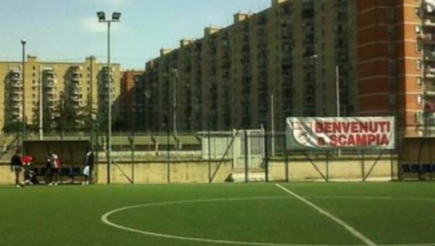 Immagine: Scampia, pneumatici fuori uso diventano campo da calcio intitolato ad Antonio Landieri
